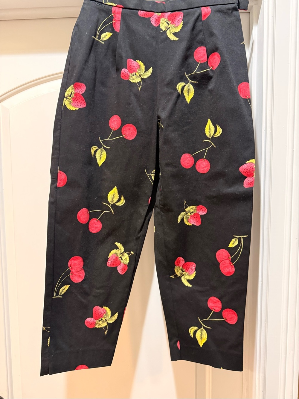 Adorable Black Cherry / strawberry Print ladies Capri size 10 by BRIGGS
